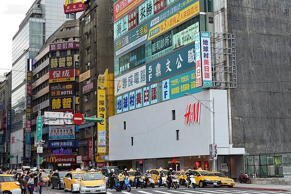 台北車站前人潮一直居高不下。(好房網News記者 陳韋帆/攝影)