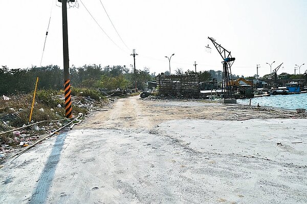 安平漁港養蚵專區部分道路,沒有鋪設柏油,漁民抱怨貨車出入很不方便。 記者黃宣翰/攝影