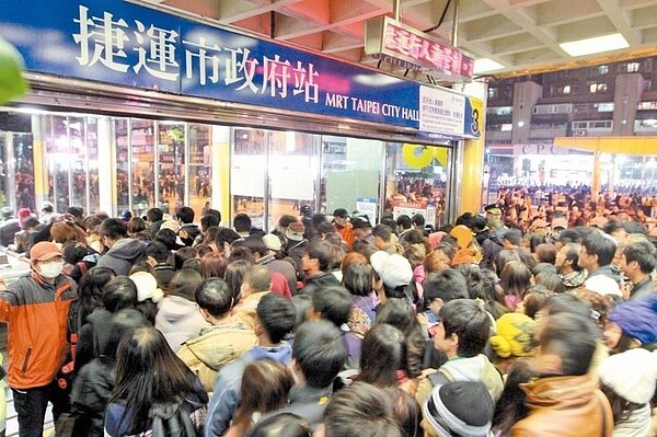 台北市交通局上午公布跨年交通管制及疏運計畫,12月31日信義計畫區周邊道路自19時起,配合實施三階段交通管制。 報系資料照