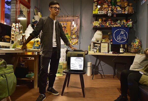 9.工作室裡無論桌子、書架、置物櫃…等各處無不被玩具公仔占領,阿蕉表示幾乎從小到大所有收藏的玩具都在這裡了。