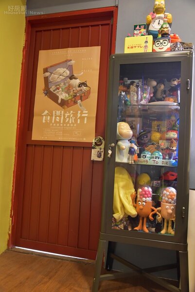 
13.工作室裡有個玩具櫃，裡面有著許多新奇的收藏。