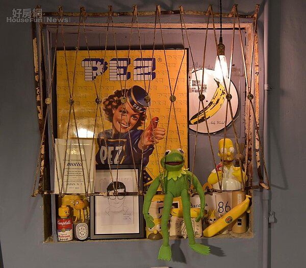 10.工作桌旁的鐵窗玩具展示區,其實只是個單純牆面凹洞,不過裝上班駁的鐵窗架後,就形成一個特色陳列空間。