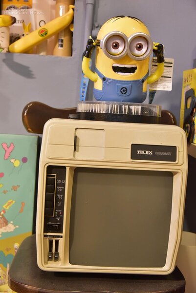 
11.老式幻燈片投影機是阿蕉念研究所時上網買的，機器老歸老但還是能正常運作。