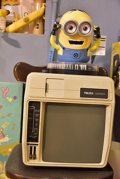 11.老式幻燈片投影機是阿蕉念研究所時上網買的,機器老歸老但還是能正常運作。