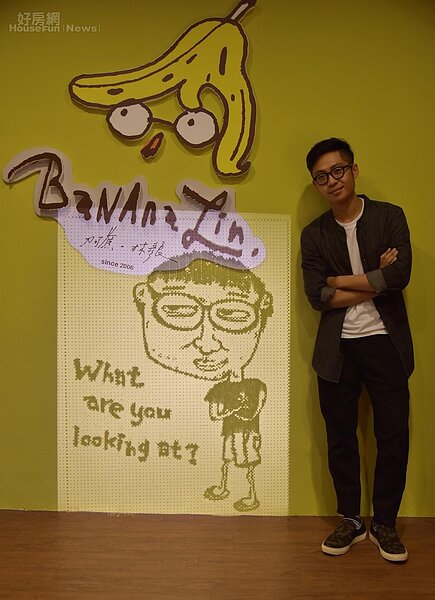 12.採訪當天阿蕉用投影機秀了好幾幅插畫創作,也順便與自創角色來個合影。
