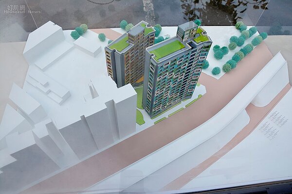 本基地面積4,075平方公尺,興建地下2層、地上18層及14層建築物,規劃戶數為273戶,其中小套房型170戶、二房型73戶、三房型30戶(其中含通用設計房型15戶) ,同時規劃有「區民活動中心」及「托嬰中心」等公共服務空間,並納入綠建築、智慧建築、社區空間「整合、共享、開放」等概念進行設計,預計107年完工後申請入住。(好房網News記者 陳韋帆/攝影)