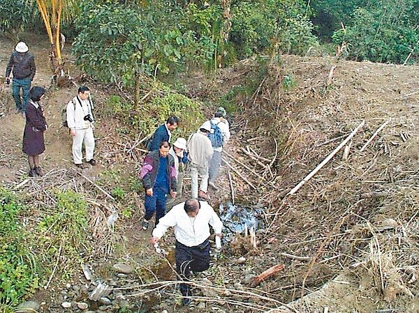 台南左鎮菜寮溪發現左鎮人骨後,引發當地「化石熱」,圖為昔日中日學者到左鎮人齒化石發現地點勘查。 (聯合報系資料照片)