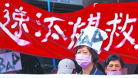 
民團11日在立法院前抗議，成員頭戴寫有「BaP」的道具，抗議民進黨執政10年，卻不管控燃煤最毒的BaP。（黃世麒攝）
