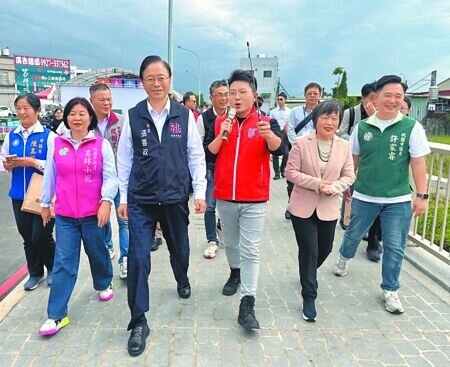 
桃園市政府辦理「國道2號南側延平路延伸至和平路道路新闢工程」已於民國115年3月完工，市長張善政（前排右四）與內政部長劉世芳（前排右二）11日共同出席通車典禮。（姜霏攝）
