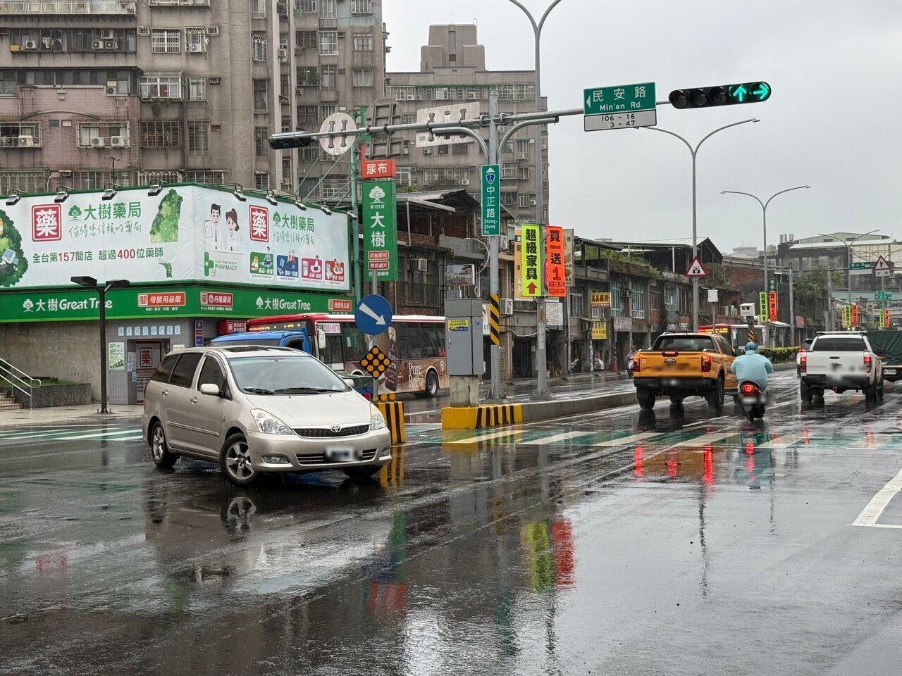 新北市新莊中正路尖峰時段車流量大，登上「新北十大高風險路廊」之首。記者葉德正／攝影 