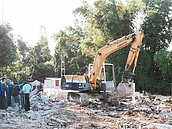 屍骨置路邊　公墓開挖「太粗暴」