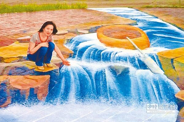 北市工務局今年中邀藝術團體在社子島創作3D地景，廣受好評，吸引不少人拍照。（工務局提供）