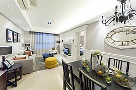 為了營造清新與寬闊空間感，設計師所採用的為萬年不敗的白色為主要色調。並且揚棄會增加空間壓力的客廳吊燈，除餐桌上方外，所有房間包括客廳全面採用嵌入式燈具。