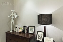 豪華昂貴的藝術品固然可以增加生活品味，只是並非人人負擔得起，在客廳小角落的木櫃上，不妨可放上旅程收集到的紀念品。簡單又不失品味。