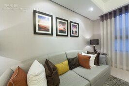 三幅風景畫作或攝影作品，搭配不同色彩的沙發靠墊，整個空間感除了洋溢清新氣息外，更多些許繽紛色彩。
