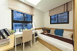 許多人在臥室床組部分大都是採購現成，要一次找到搭配房間的尺寸與外型幾乎不太可能，因此在預算允許的情況下，也可直接依照需求透過現場施工的方式進行固定床組製作。