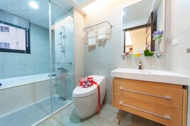 主臥室的衛浴設備，採時下主流的乾濕分離式設計。