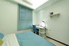 臥室另一角度。化妝桌似乎小了一點。