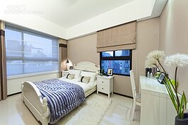 單面大落地窗的主臥室，床頭雖一樣有樑柱，不過並不明顯，只要在床頭多一片床頭板就可避開。不論主臥室或次主臥等，整體色系都採用白色，在日後維護上要多花點心思。