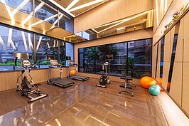 簡易，但是空間十分大的健身中心一景。