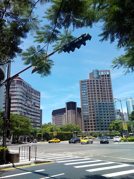 6.仁愛圓環地處台北精華地段，房價居高不下。
