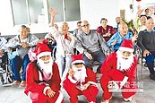 國中生扮耶誕老人　逗長者笑哈哈