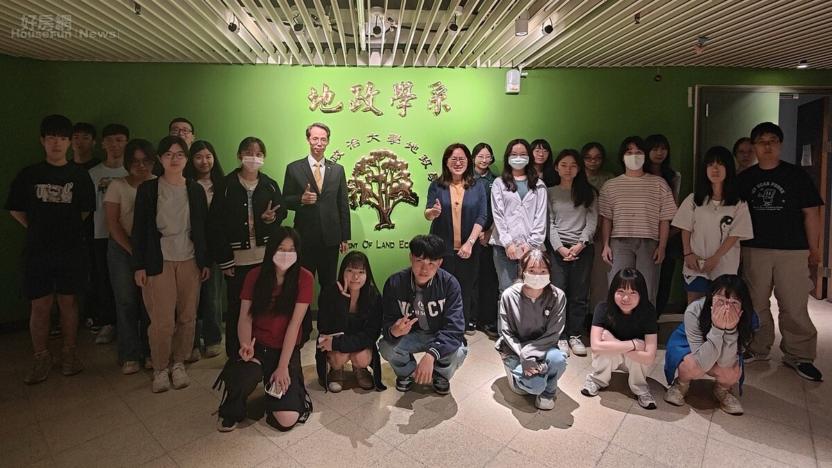 永慶房產集團資訊部協理呂學堯(中左)日前受邀至國立政治大學地政學系分享房仲產業的AI應用，以及房仲的真價值。圖／永慶房產集團提供
