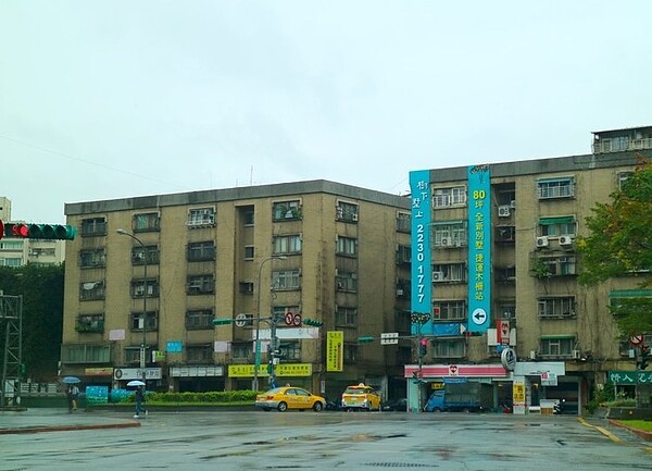 北市信義區基隆路旁的興隆整宅B基地(左)已通過都更審議,但因都發局打算興建公宅,全案再延宕一年。 記者邱奕寧/攝影