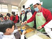 總預算擱置　愛心餐恐斷炊