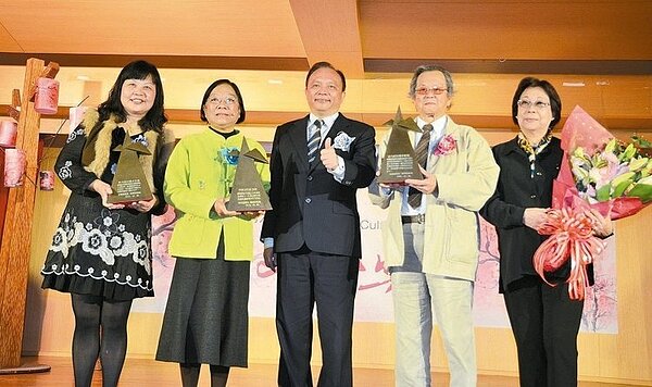 黃春明(右二)、王攀元獲「宜蘭文化獎」,王攀元女兒王多慈(左一)代領;李潼獲宜蘭文化紀念獎,由遺孀祝建太(左二)代為領獎。 記者廖雅欣/攝影