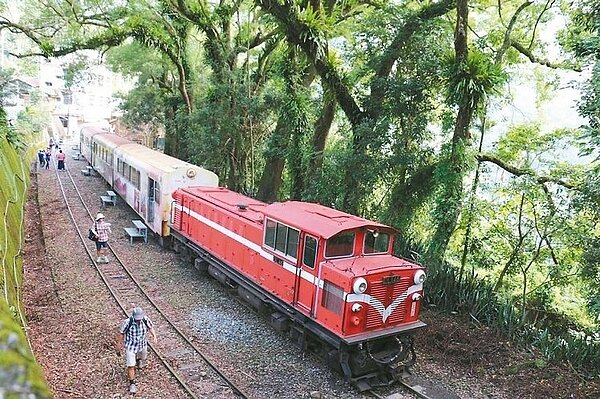 森鐵新玩法 阿里山森鐵獨立山區間車，將停樟腦寮和獨立山站。 圖／阿里山森林鐵路管理處提供