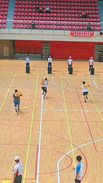 北市環保局明天再次招考清潔隊員,因工作穩定、有保障等誘因,報考的清潔隊員有越來越年輕的趨勢。圖為環保局招考時的扛沙包測驗。 圖/北市環保局提供