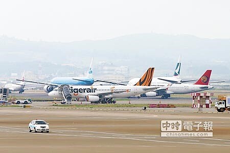 安全第一民航局將啟動高齡飛機檢查,調查現有飛行客貨機使用情況。圖為桃園機場停機坪與跑道飛機停放起降情況。(陳麒全攝)