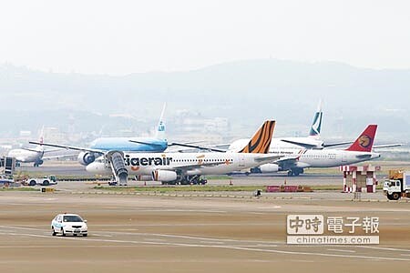 
安全第一民航局將啟動高齡飛機檢查，調查現有飛行客貨機使用情況。圖為桃園機場停機坪與跑道飛機停放起降情況。（陳麒全攝）
 