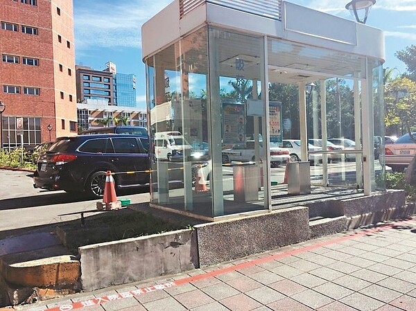 北市衛生局創全國之先,在戶外設置8座「戒菸輔導亭」,因乏人問津,改名「吸菸亭」。 記者張世杰/攝影