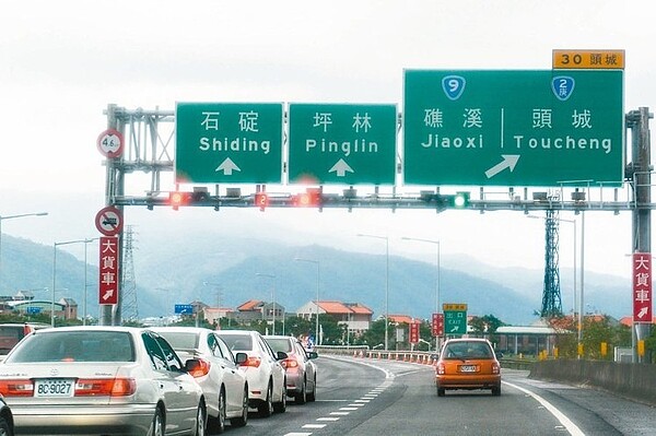 國5昨天又啟動紅綠燈管制。 (記者鍾知君/攝影)