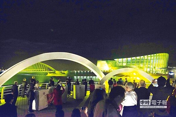 故宮南院主館點燈 故宮南院在開館前一日(27日)舉辦「主館點燈暨雲嘉南之夜」活動,結合故宮南院建築主體與戶外景,以雲嘉南學生展現音樂才藝及數位光秀表演,揭開序幕。(圖/故宮提供)