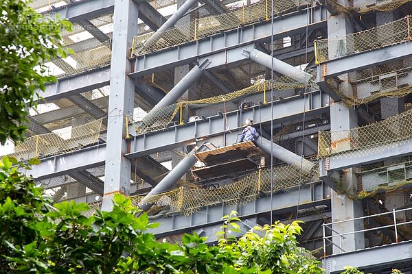 大樓地基不斷滲出地下水,建商下潛檢查意外罹患潛水夫病。(好房資料中心/示意圖)