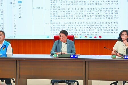 
內政部國土署自去年底推出「老宅延壽機能復新計畫」，苗栗縣政府5月起受理申請，數量遠超過縣府預計核准件數，縣長鍾東錦擔憂因「僧多粥少」引發民怨。（謝明俊攝）
