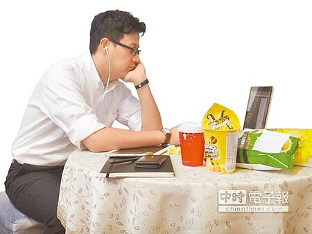 上班族久坐不動又常吃高精緻食物,易導致腰圍變粗、內臟脂肪增加。(倪浩倫攝)