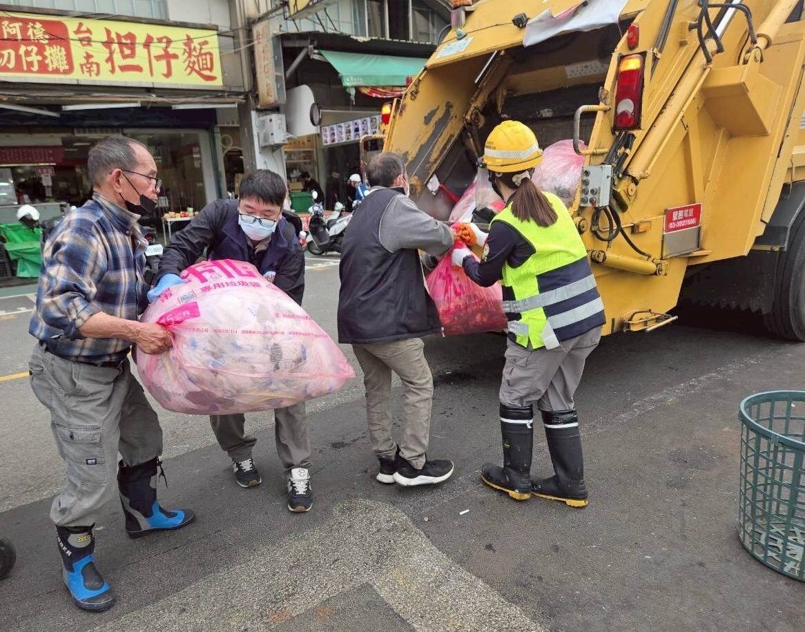 桃園市府強調，未來若要全面推行隨袋徵收，也必定會漸進式推動並強化與民眾的溝通。圖：環保局提供
