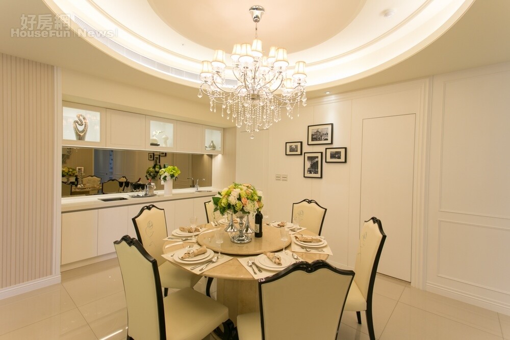 吃情人節大餐的餐桌,再找出燭台、點上蠟燭,就能先營造 出用餐氣氛。(好房網News記者張聖奕/攝影)