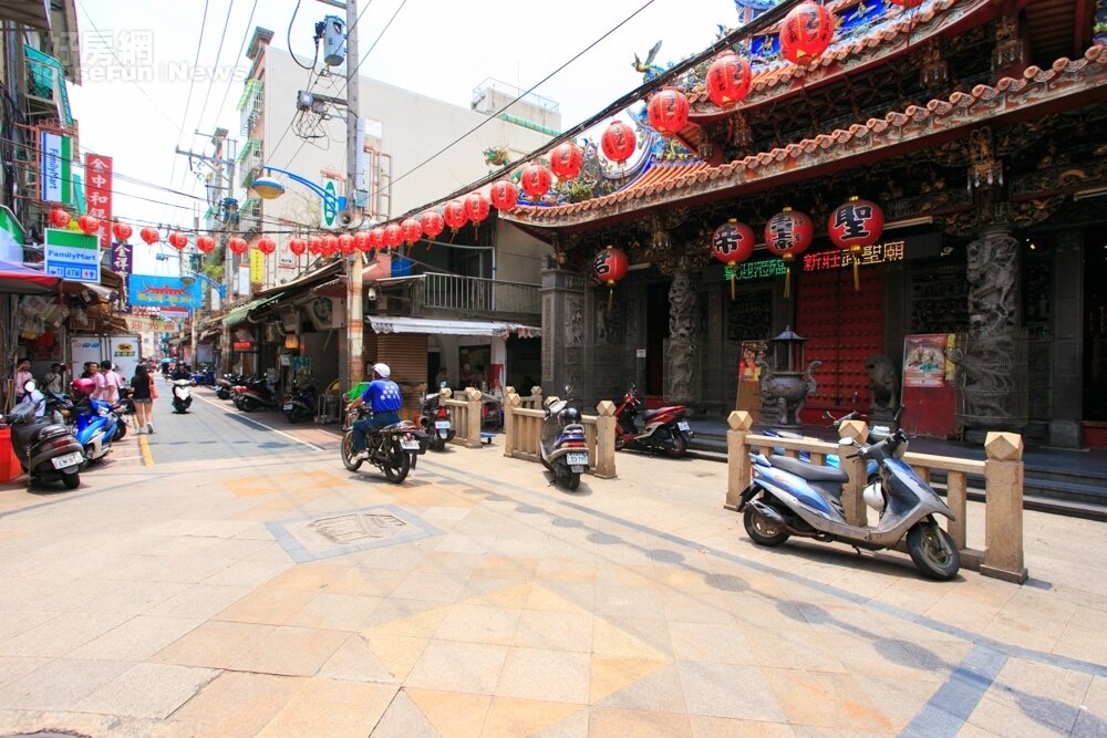 過年期間民眾少不了到寺廟祈福(好房網News記者張聖奕/攝影)