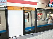 北捷東門站　月台玻璃門破裂