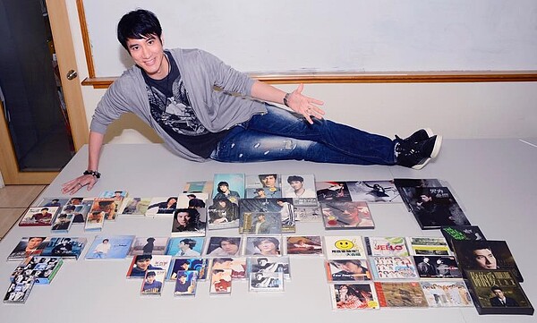 出道甫滿20周年的音樂才子王力宏,傳出買下仁愛路三段的豪宅送給老婆。(翻攝自王力宏臉書)