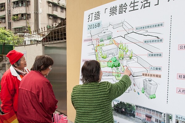 當地居民知道營區即將活化再利用,紛紛爭相走告前來瞭解規劃情形。(好房網News記者張聖奕/攝影)