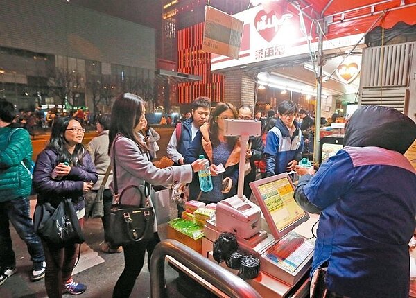 業者預估跨年夜一晚的營業額可以抵得上五天的業績,超商卯足力備戰,甚至還提供免費紙箱,方便民眾席地觀看煙火。( 報系資料照)