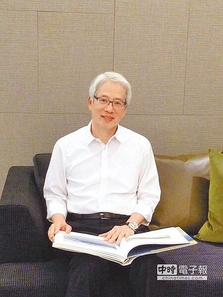 熱愛文學的寶璽建設董事長梁德煌,投入短篇小說創作出書,寫出平民的歷史。圖/黃繡鳳