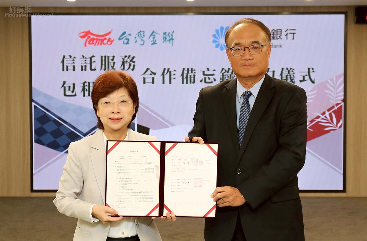 台灣金聯董事長宮文萍（左）與瑞興銀行董事長郭釧溥(右)簽署《合作備忘錄》，要在包租代管及信託業務策略結盟。圖／台灣金聯提供