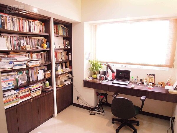 
3.	張耀仁以書房為主要活動空間。他呼籲愛書人在居家裝潢上一定要多做書架書櫃，否則遲早後悔。